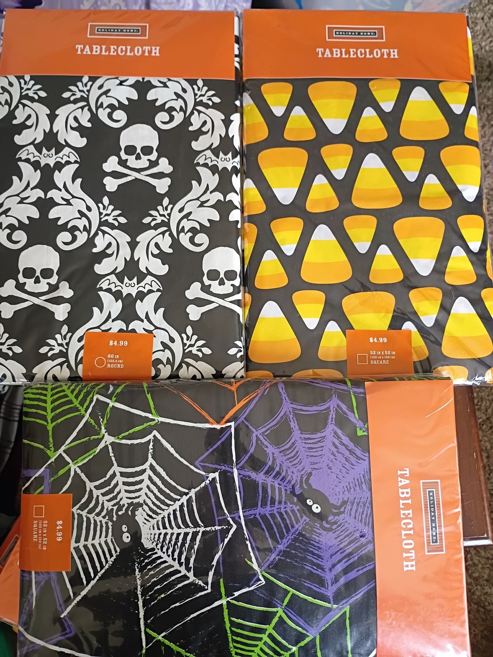8 Holiday Halloween Tablecloth - Black/White Skull & Crossbones